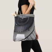 Zwarte spiraaltrap op een canvas tas (Dichtbij)