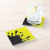 Zwarte splat op geel glazen onderzetter (Schuin)