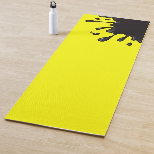 Zwarte splat op geel yogamat (In situ)