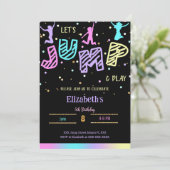 Zwarte Spring Verjaardags Uitnodiging (Staand voorkant)