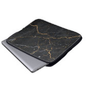 Zwarte steen met gouden en zilveren aderen laptop sleeve (Voorkant onderkant)