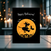 Zwarte, stijlvolle halloween-witch en pompoenafdru briefkaart