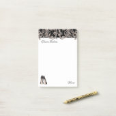 Zwarte stiletto & bloemenwervelingen post-it® notes (Op bureau)