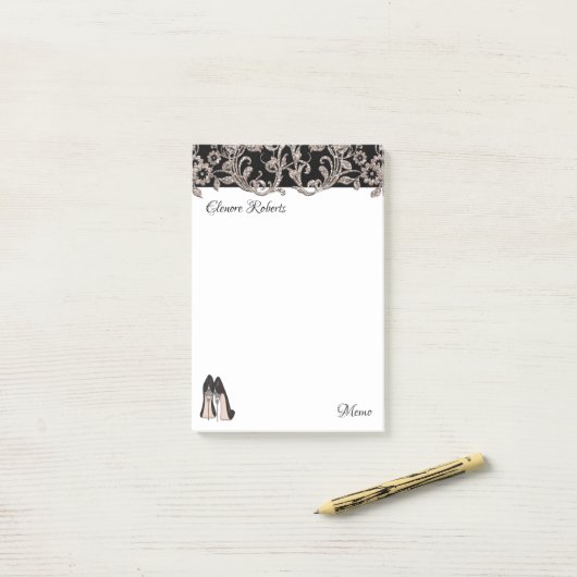 Zwarte stiletto & bloemenwervelingen post-it® notes (Op bureau)