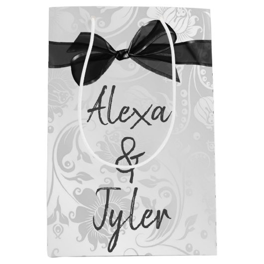 Zwarte strik op bruiloft witte damast medium cadeauzakje (Voorkant)