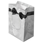 Zwarte strik op witte damasten huwelijksdecoratie medium cadeauzakje (Achterkant Gekanteld)