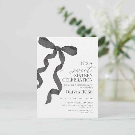 Zwarte strik Sweet Sixteen verjaardagsfeest uitnod Briefkaart (Staand voorkant)