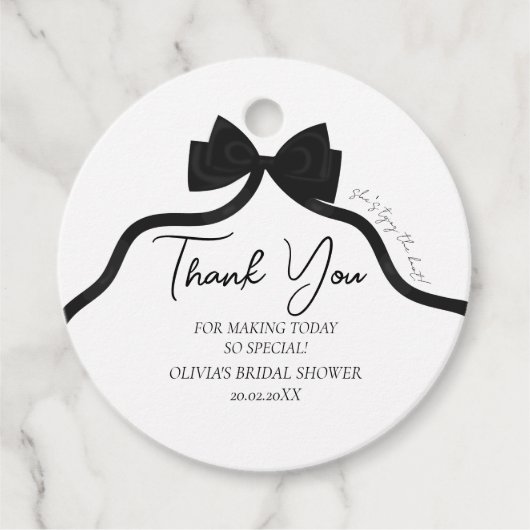 Zwarte strik terwijl zij de knoop van de douche va bedankjes labels (Voorkant)