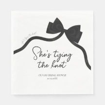 Zwarte strik terwijl zij een bruids douche houdt