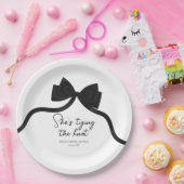 Zwarte strik terwijl zij een bruidsfeest geeft papieren bordje (Feest)