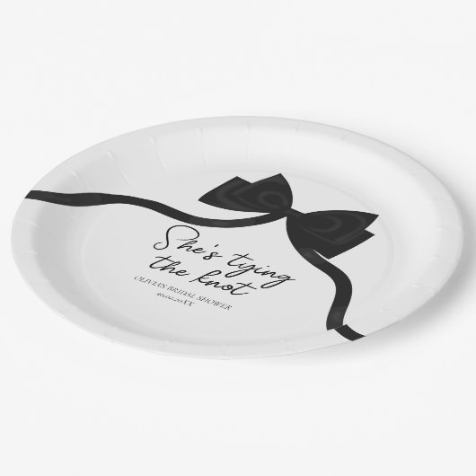 Zwarte strik terwijl zij een bruidsfeest geeft papieren bordje (Gekanteld)