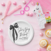 Zwarte strik 'Ze gaat trouwen' bruidsmeisjesfeest Papieren Bordje (Feest)