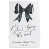 Zwarte strik Ze gaat trouwen Bruiloft Medium Cadeauzakje (Achterkant)