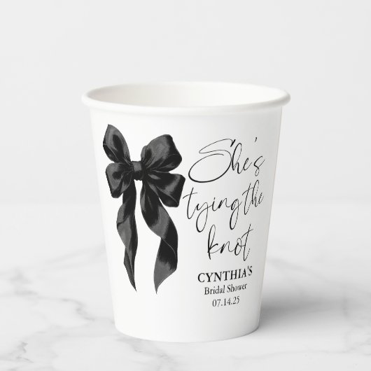 Zwarte strik 'Ze knoopt de knoop' Bruidsmeisjesfee Papieren Bekers (Achterkant)
