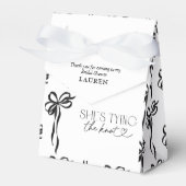 Zwarte strik Zij doet de knoop in het huwelijksboo Bedankdoosjes (Voorkant Zijde)