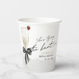 Zwarte strik zij is bezig met de huwelijksceremoni papieren bekers