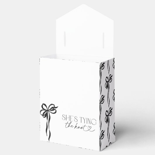 Zwarte strik zij is bezig met het knooppunt bruids bedankdoosjes (Geopend)