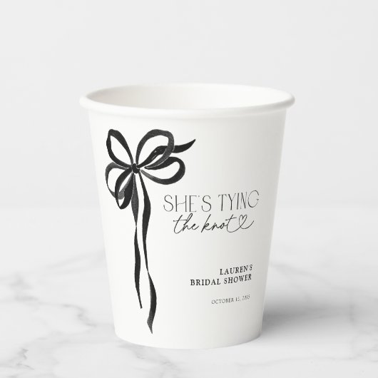 Zwarte strik zij is bezig te trouwen bruids douche papieren bekers (Voorkant)