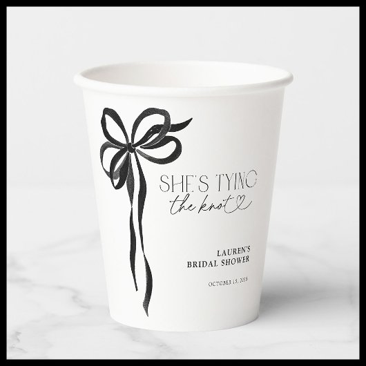 Zwarte strik zij is het knopen van de knoop bruids papieren bekers