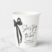 Zwarte strik zij knoopt de knoop bruidsfeest papieren bekers (Achterkant)