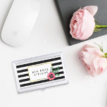 Zwarte Stripe & Roze Floral Business Card Holder Visitekaarthouder<br><div class="desc">Deze gestroomlijnde en vrouwelijke houder van het visitekaartje is voorzien van witte en zwarte witte strepen met een  waterverf van pansy bloem en faux gouden accenten. Aanpassen met een monogram,  naam of tekst van uw keuze! Overeenkomende visitekaartjes en accessoires in onze winkel.</div>