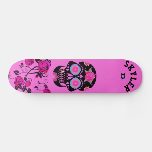 Zwarte suikerschedel op roze dd-merk persoonlijk skateboard (Horizontaal)