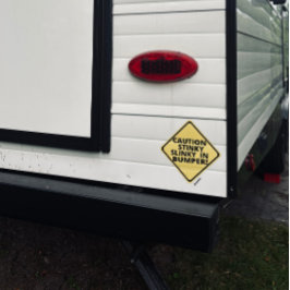 Zwarte tank slang voorzichtig Stinkende Slinky in  Sticker