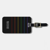 Zwarte tekst met dunne regenboogstripes bagagelabel (Voorkant horizontaal)