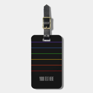 Zwarte tekst met dunne regenboogstripes bagagelabel