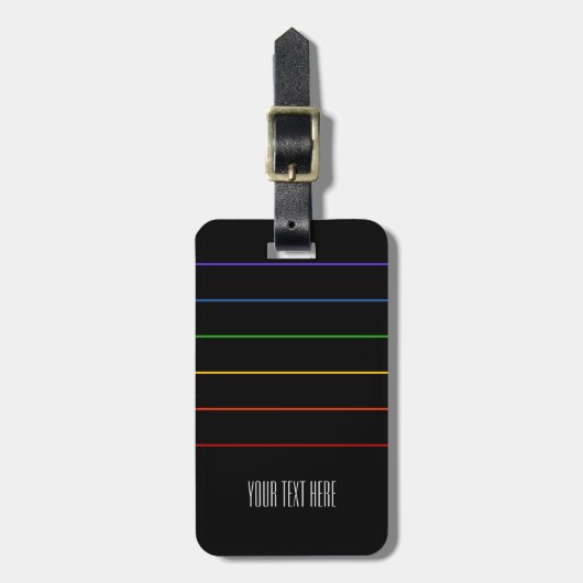 Zwarte tekst met dunne regenboogstripes bagagelabel (Voorkant verticaal)