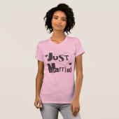 Zwarte tekst met hart net getrouwd Tshirt (Voorkant volledig)