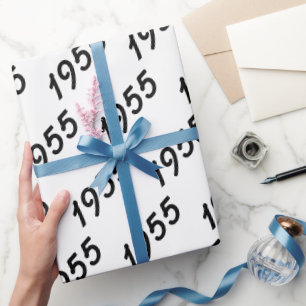 zwarte tekst van het geboortejaar 1955 op wit cadeaupapier