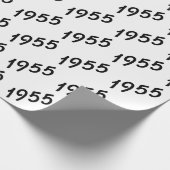 zwarte tekst van het geboortejaar 1955 op wit cadeaupapier (Hoek)