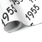 zwarte tekst van het geboortejaar 1955 op wit cadeaupapier (Rol Hoek)