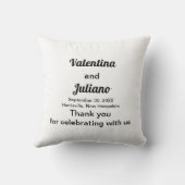 Zwarte teksten op witte achtergrond bruiloft kussen (Achterkant)