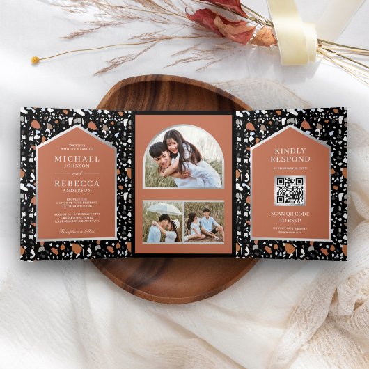 Zwarte Terrazzo-tegel Terracotta QR-code Trouwen Drieluik Uitnodiging