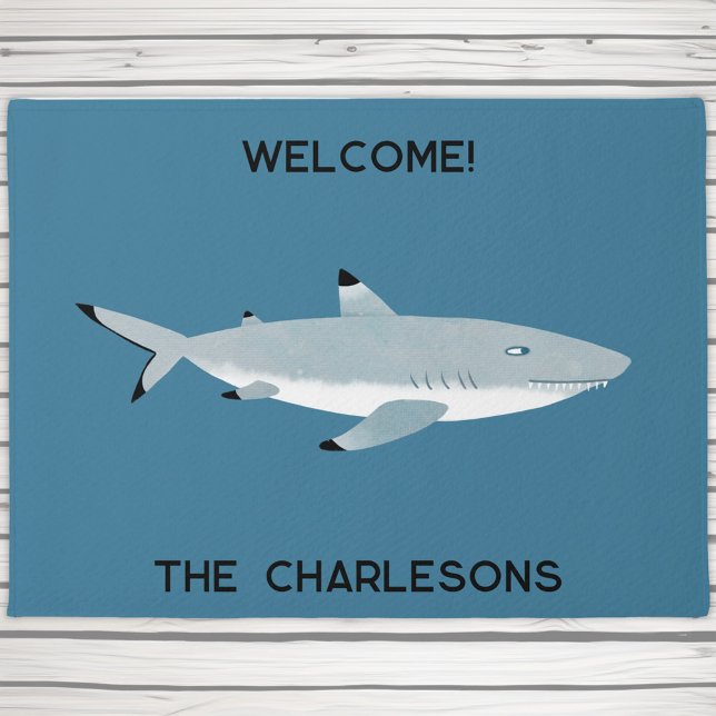 Zwarte Tipped Reef Shark Fun Gepersonaliseerd Deurmat (Fun Black Tipped Reef Shark personalized coastal humor doormat for you boat or beach house)