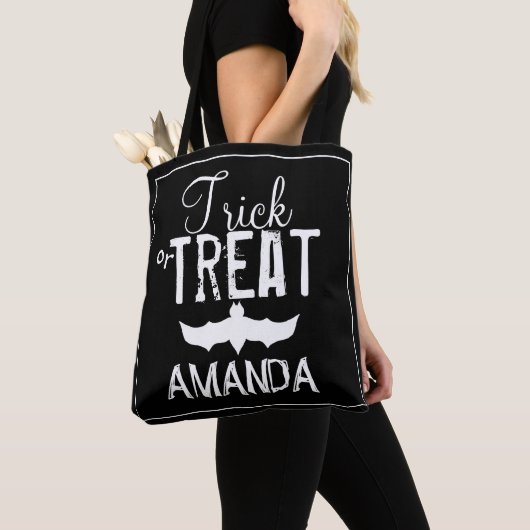 Zwarte trick or treat typografie Bat Tote Bag (Dichtbij)