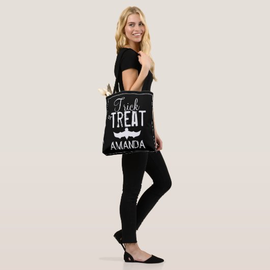 Zwarte trick or treat typografie Bat Tote Bag (Op model)