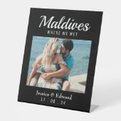 Zwarte Trouwbestemming Tafel Naam Koppel Reizen Reclamebord Met Voetstuk (Voorkant)