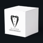 Zwarte Tuxedo Suit Groomsman Voorstel Bedankdoosjes<br><div class="desc">Maak uw bruiloft onvergetelijk - Voeg een persoonlijk tintje toe met een groomsman-voorstelvakken met een zwart smoking-pak en een boegbeeld van het stropdas,  met een voorstelboodschap in een klassiek serif-lettertype.</div>