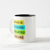 Zwarte tweetonige mok SO_THIS_IS_HOW_BEING_GRADUAT (Voorkant links)