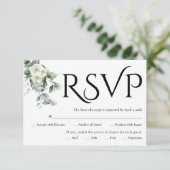 Zwarte typografie, eucalyptustak, witte bloemen RSVP kaartje (Staand voorkant)