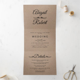 Zwarte typografie kraftpapier rustieke bruiloft drieluik uitnodiging