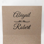 Zwarte typografie kraftpapier rustieke bruiloft drieluik uitnodiging (Binnenzijde eerst)