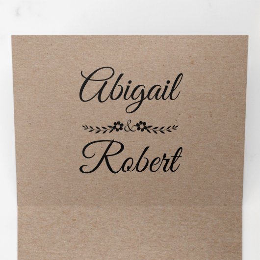 Zwarte typografie kraftpapier rustieke bruiloft drieluik uitnodiging (Binnenzijde eerst)