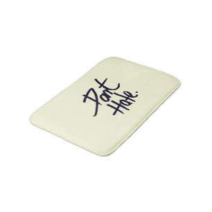 Zwarte Typografie "Niet haten" op  wit Badmat