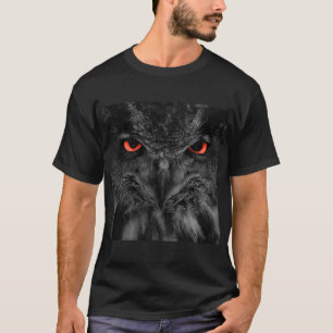 Zwarte uil met rode ogen op mannen donkere T-shirt