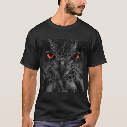 Zwarte uil met rode ogen op mannen donkere T-shirt (Voorkant)