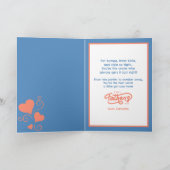 Zwarte vader en dochter geven elkaar een boks in h kaart (Binnen)